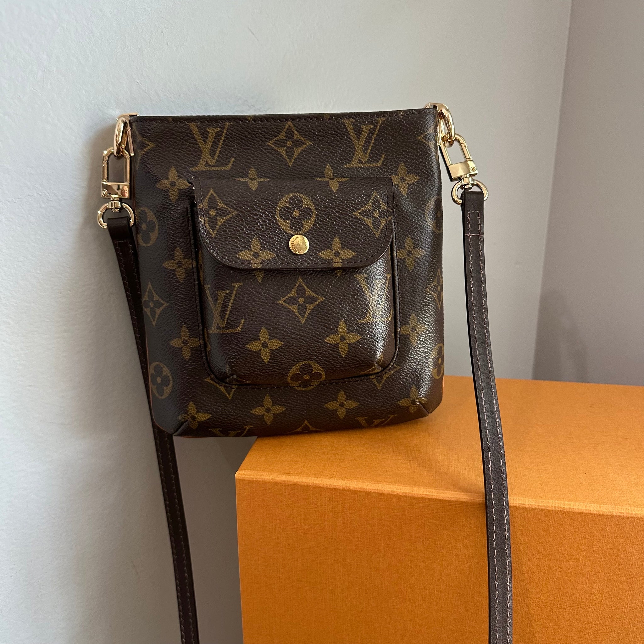 Louis Vuitton vintageバッグ The Junco Crossbody - Vintage Monogram LV in Dark Brown