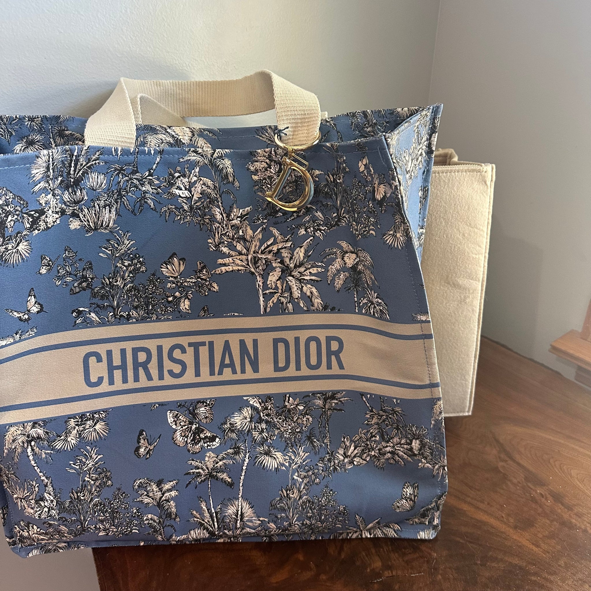 Christian Diorネイビーブルーのキャンバストートバッグ The Tote Bag - Canvas Dior in Blue – Beauty Bird Vintage